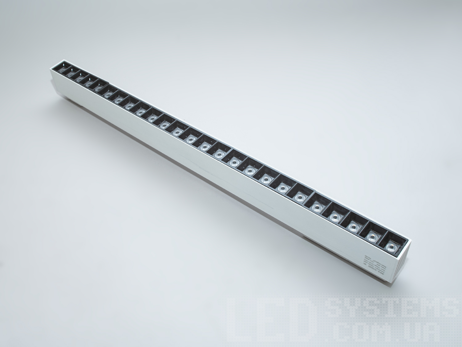 Лінійний світлодіодний трековий світильник білий, 30 Вт. Оберіть цей світлодіодний трековий світильник, щоб зробити ваш простір світлішим, стильнішим і комфортнішим!