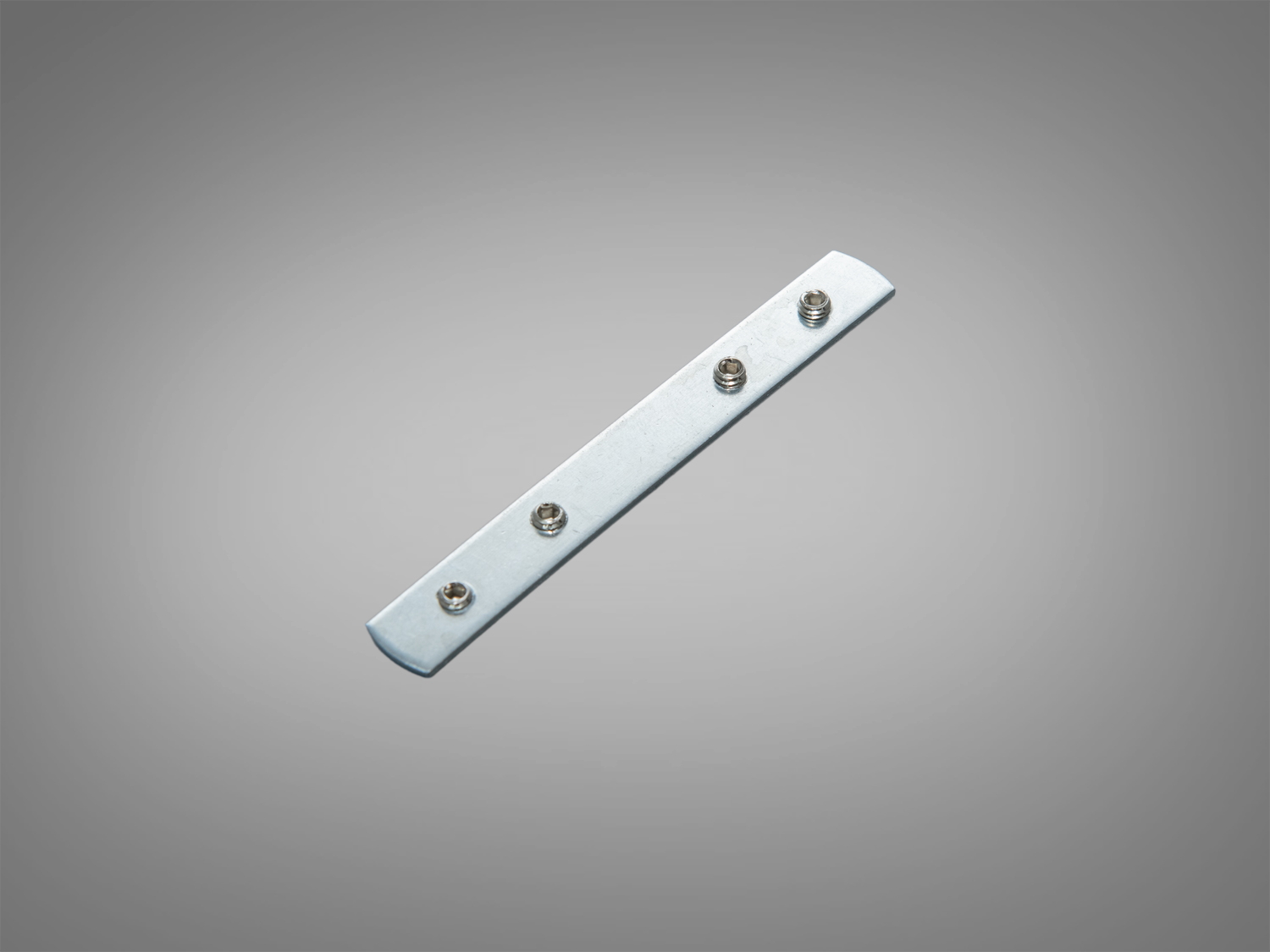 Металева монтажна пластина для магнітних треків: 4 отвори під гвинти, сріблястий відтінок, для з’єднання стику елементів шинопроводу. Сумісність залежить від профілю. Колір на екрані може відрізнятися.