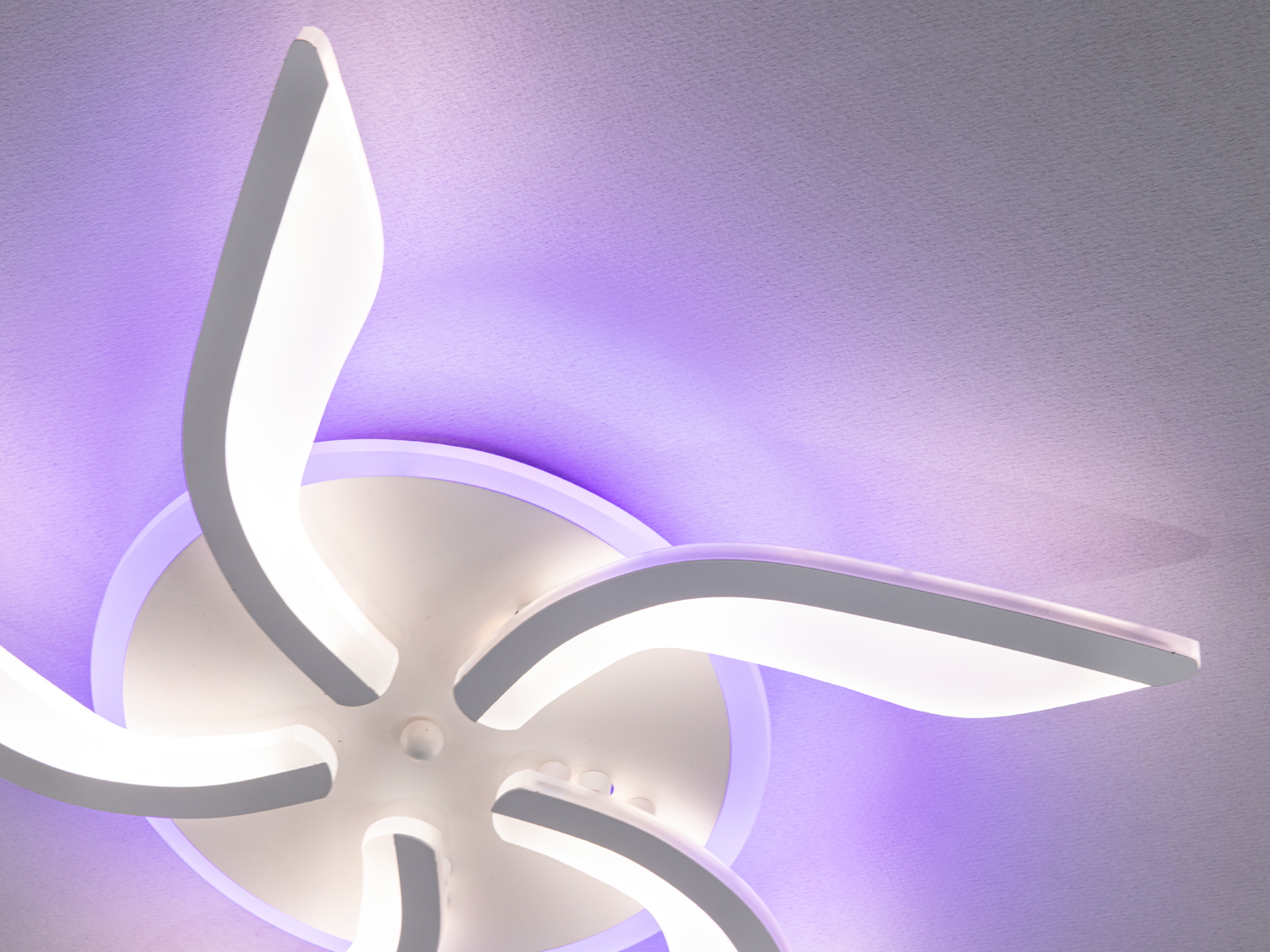 Унікальна стельова led люстра на пульті з підсвіткою, 50W, біла