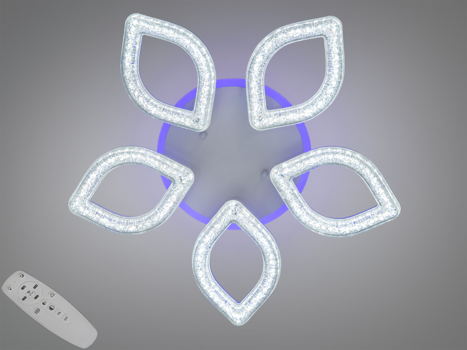 Світильник з п′ятьма пелюсткоподібними акриловими елементами, що випромінюють холодне світло. Пульт дистанційного керування додає зручності у використанні.