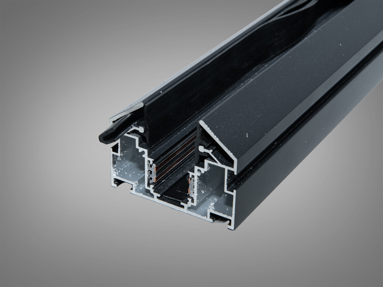 Гнучкий чорний гумовий демпфер, призначений для ущільнення. Використовується в різних інтер′єрах для організації кабельних систем.