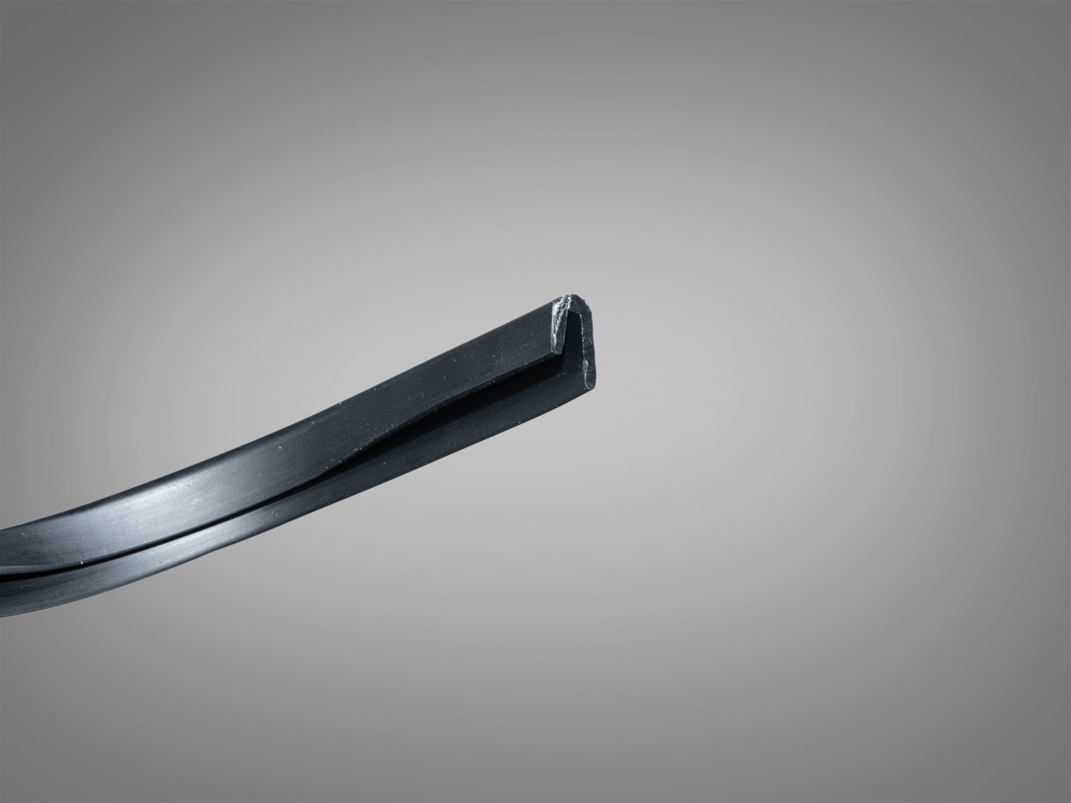 Чорна демпферна гумова стрічка Diasha для треку 105 серії. Ущільнює паз, маскує порожні ділянки, знижує пил. Гнучка, зручна в монтажі. Відтінок на екрані може відрізнятися.