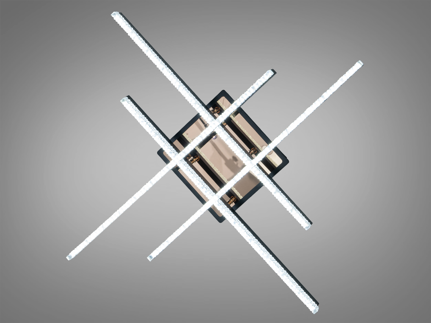 Стельова лампа з чотирма світлодіодними смугами, розташованими хрест-навхрест. Підходить для освітлення вітальні або офісу.