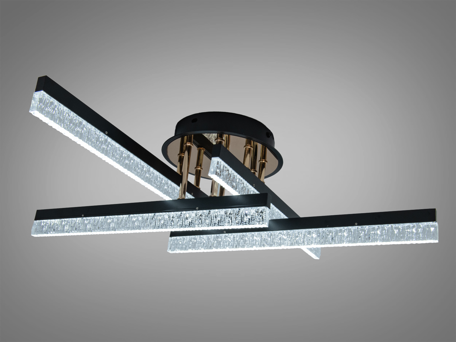 Люстра з акриловими лінійними LED-панелями в формі перехрещених ліній. Виготовлена з металу, ідеально підходить для сучасних віталень.