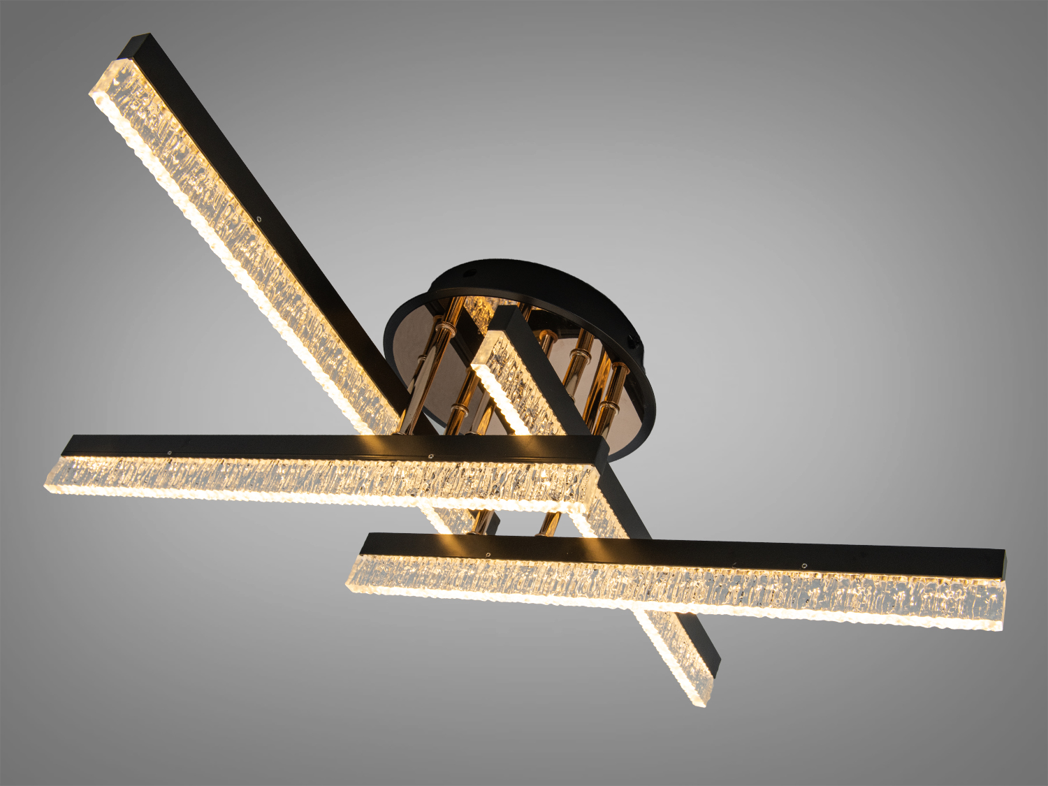 Стельова люстра з теплим LED-світлом, що має три перехрещені панелі. Підходить для створення затишної атмосфери в будь-якому приміщенні.