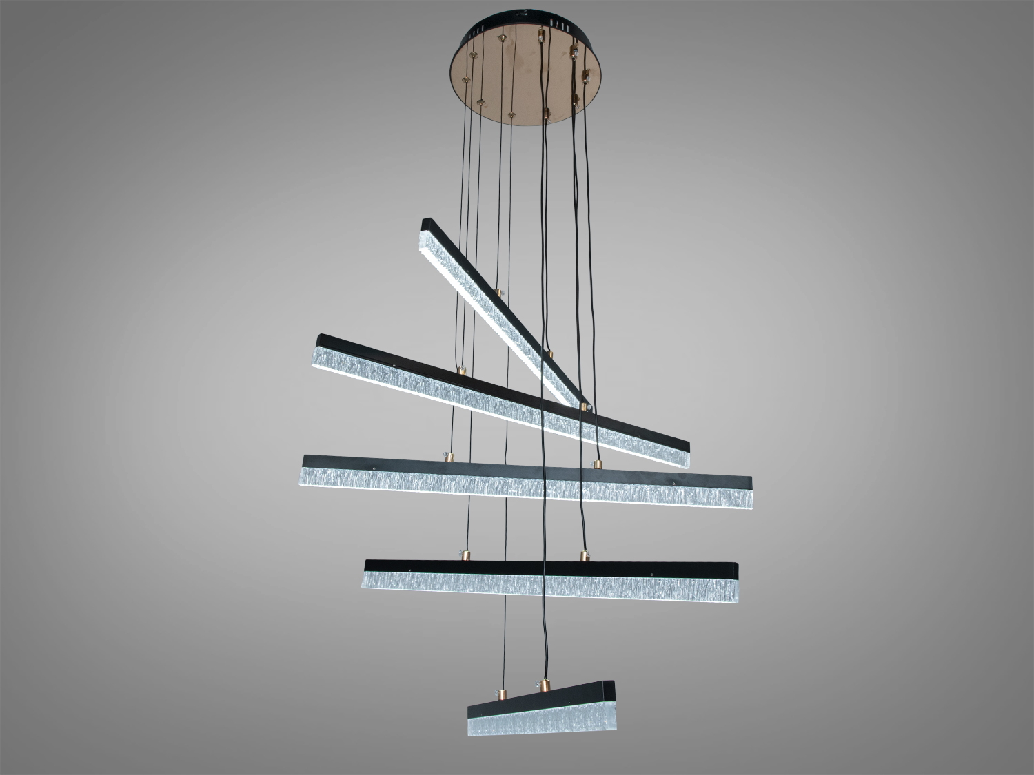 Підвісна лампа з п′ятьма горизонтальними світлодіодними панелями, підвішеними на чорних дротах, створює сучасний стиль в інтер′єрі.