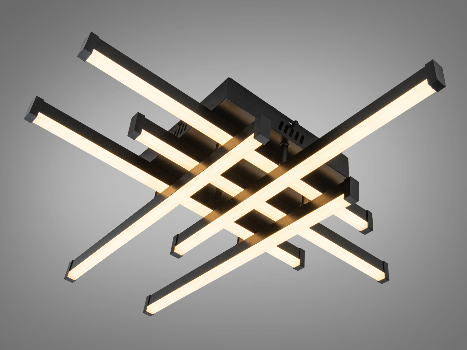 Світильник у формі решітки з чорними металевими елементами, що підходить для сучасного інтер′єру. Випромінює тепле біле світло.