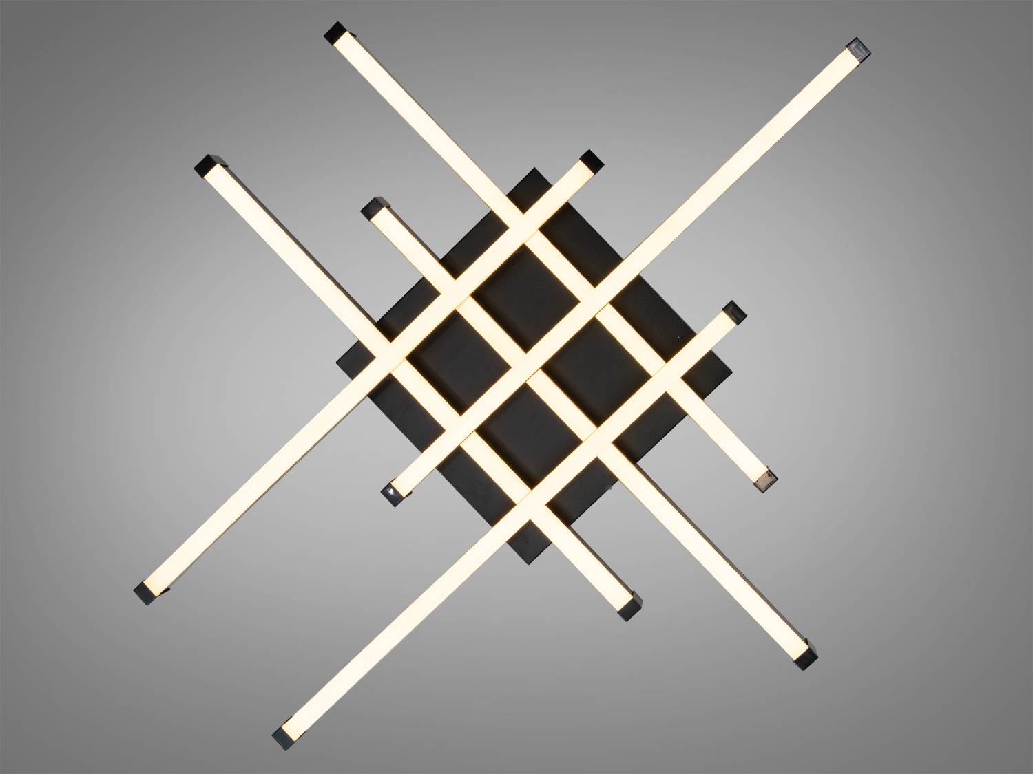 Стельовий світильник з геометричним малюнком, що підходить для офісного простору. Використовує енергоефективні світлодіоди.