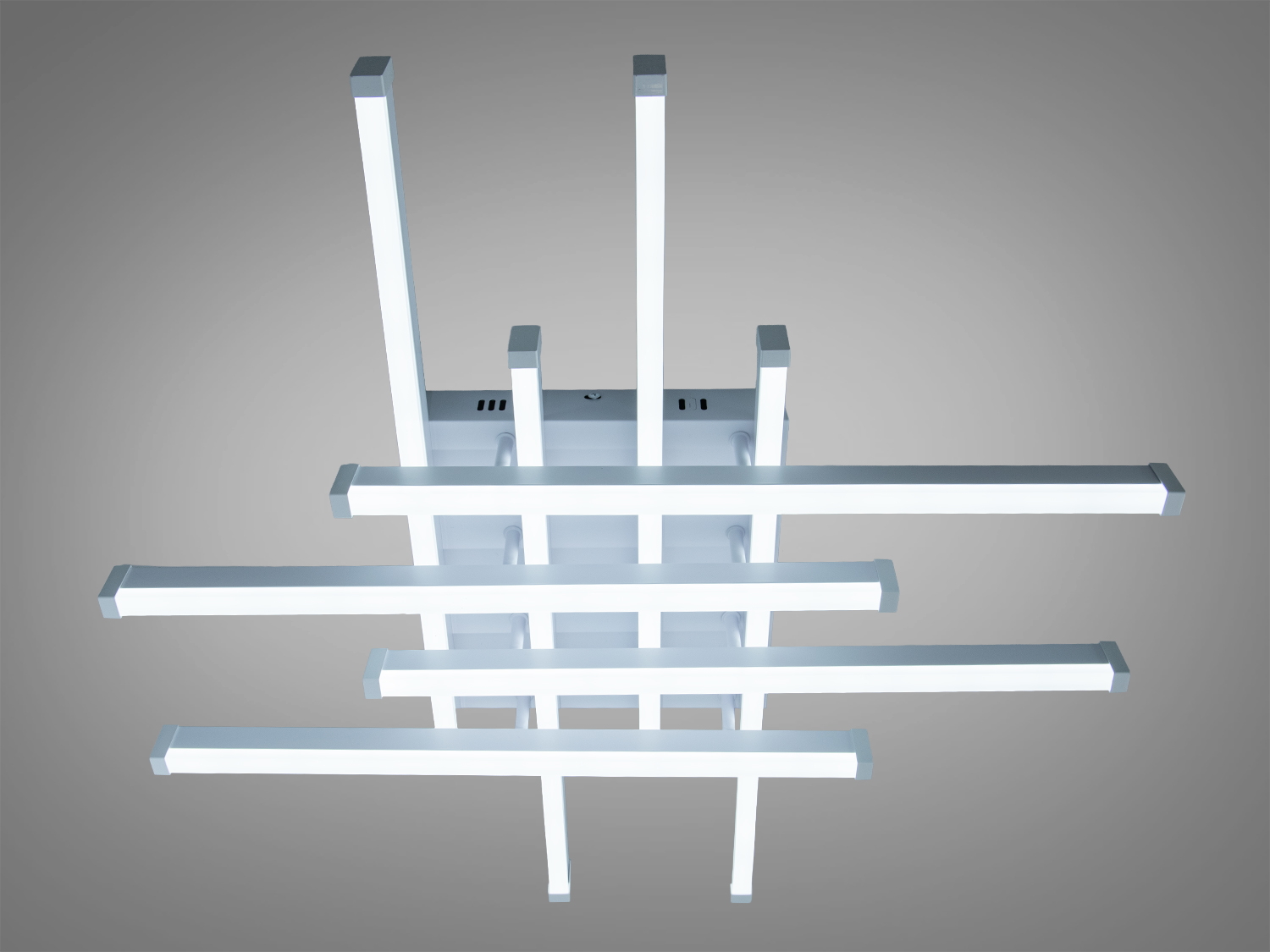 Світлодіодний світильник з паралельними планками, що створюють лінійний дизайн. Підходить для офісів і житлових приміщень.