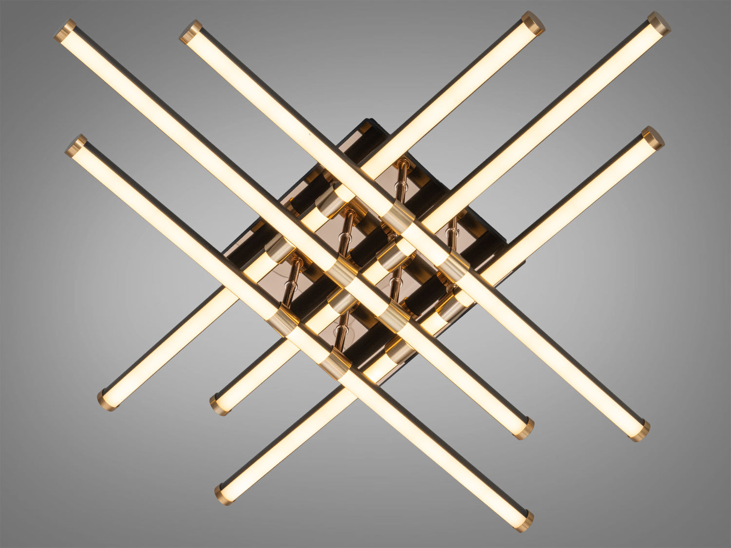 Світильник з перехресними трубками, що випромінюють тепле біле світло. Ідеальний для затишних інтер′єрів з акцентом на комфорт.