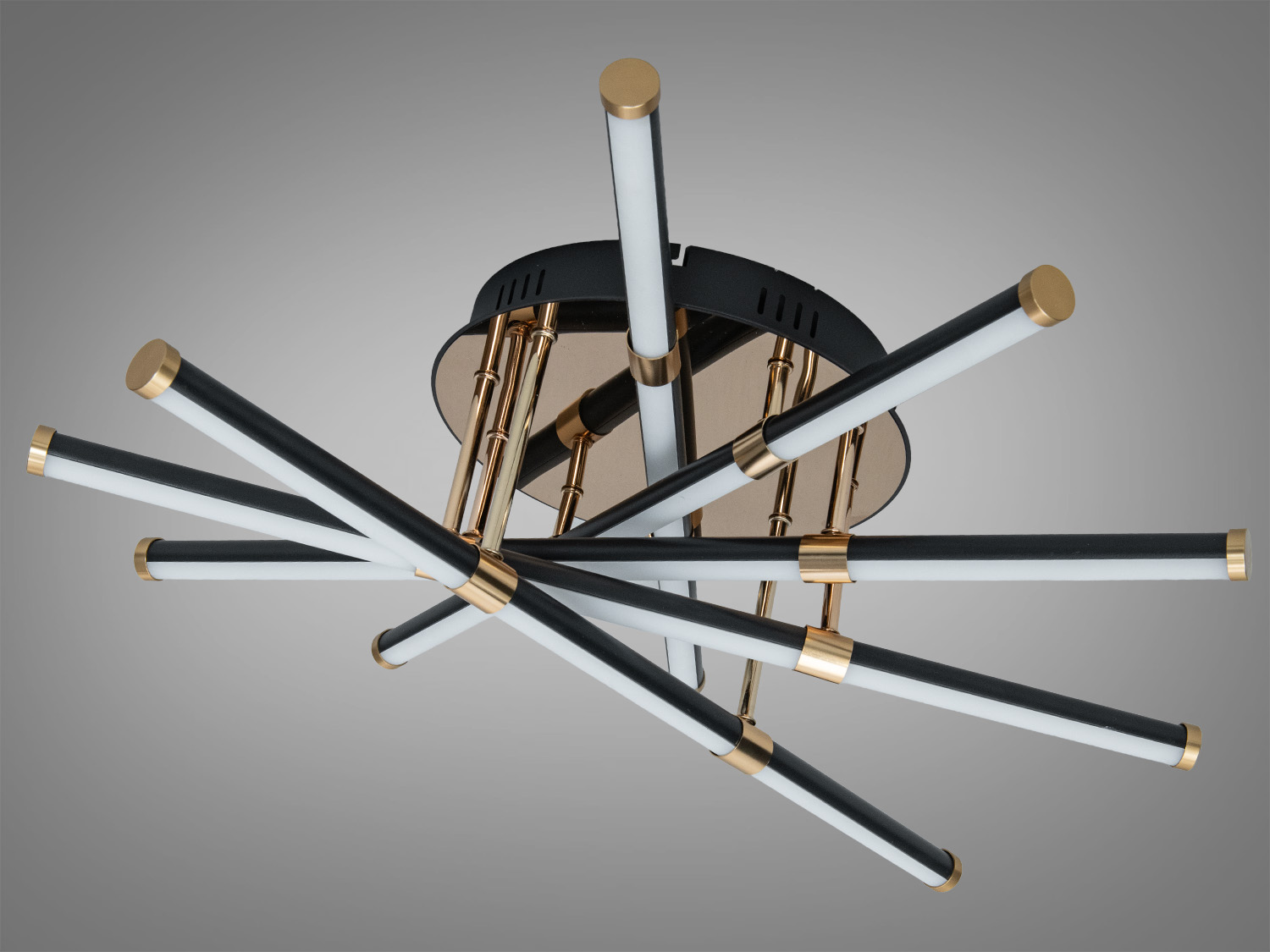 Світильник з металевим корпусом, що має декілька світлових елементів, розташованих під різними кутами. Підходить для офісних приміщень.