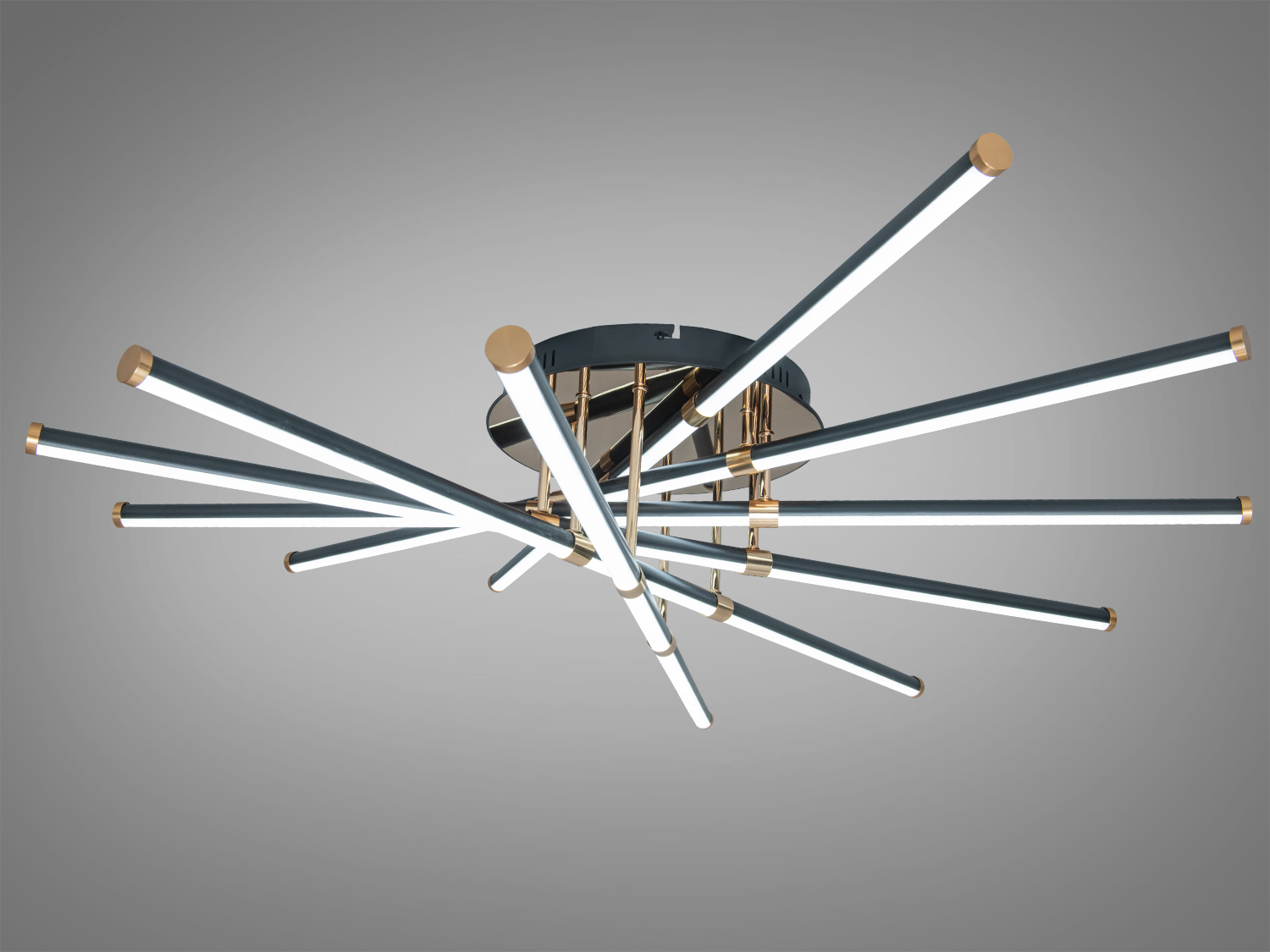 Стельовий світильник з довгими металевими трубками, що розходяться від центральної основи, забезпечує рівномірне освітлення.