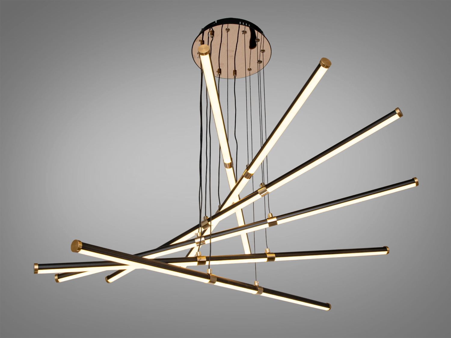 Підвісний світильник з кількома світлодіодними трубками, що розходяться від центрального вузла. Ідеально підходить для сучасних інтер′єрів.