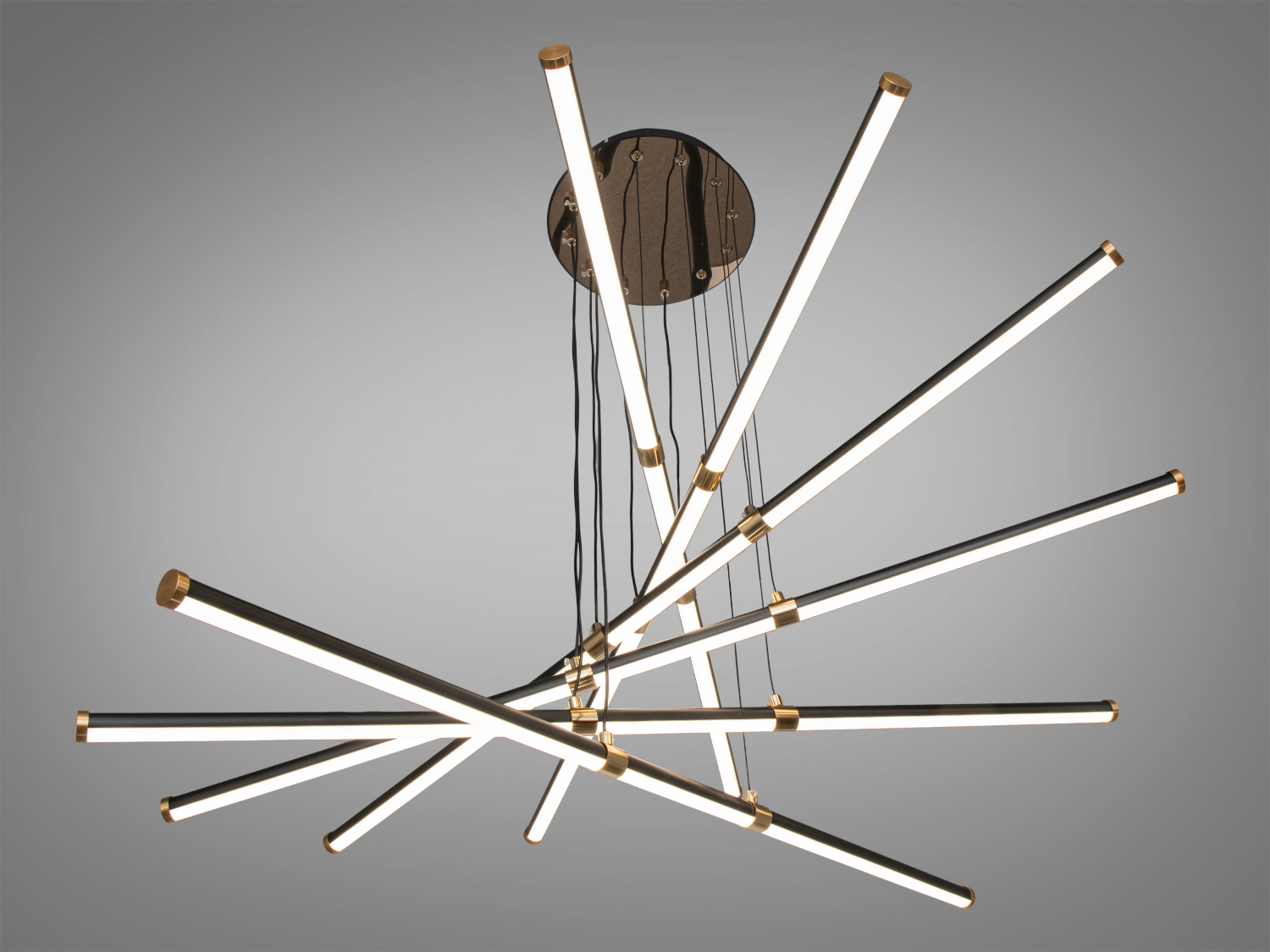 Підвісний світильник з асиметрично розташованими світлодіодними трубками. Створює динамічний візуальний ефект у просторі.