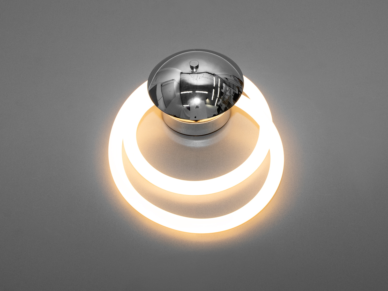 Срібний світлодіодний світильник шланг на 5 W є справжнім втіленням унікальності та інноваційності в освітлювальних приладах. Лед світильник Шланг поєднує в собі елегантність і практичність, додаючи в інтер'єр особливу атмосферу. Відразу кидається в очі оригінальна конструкція світильника, що складається з двох концентричних світлових кіл, які обрамляють центральну сферичну частину з дзеркальним покриттям, відбиваючи і розсіюючи світло в просторі, створюючи теплу і затишну атмосферу.
Світлодіодна технологія, використана в цьому силіконовому шлангу, гарантує довгий термін служби приладу, а також забезпечує безпечність для очей завдяки рівномірному та м'якому світлу без мерехтіння. Колірна температура 3200К створює приємне світло, яке ідеально підходить для створення розслабленої обстановки в спальні або для концентрації уваги в кабінеті.
Гнучкість силіконового шланга надає додаткову вигоду, дозволяючи користувачеві змінювати форму світильника залежно від потреби, що робить його ідеальним вибором для тих, хто хоче додати особистий характер своєму житловому простору. Це також чудове доповнення до основної люстри шланг у великих кімнатах, де потрібне декоративне підсвічування або акцентування уваги на певних деталях інтер'єру.
LEd світильник можна встановити в коридорі як бра, де він буде не тільки виконувати практичну функцію освітлення, але й слугуватиме вишуканим декоративним елементом. Завдяки своїй простоті та витонченості, цей світильник-бра легко впишеться в багато сучасних стилів інтер'єру та ефективно їх доповнить, привносячи світло та тепло в будь-яку кімнату.
Поєднуючи в собі доступну ціну з високою якістю та стильним дизайном, цей світильник є чудовим вибором для тих, хто хоче оновити своє освітлення без зайвих витрат.