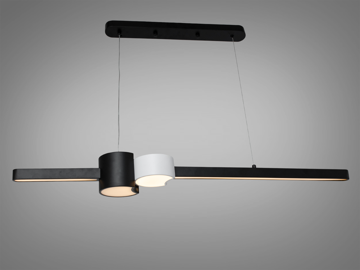 Підвісний світильник з двома циліндричними елементами, чорний і білий, підходить для сучасного інтер′єру.