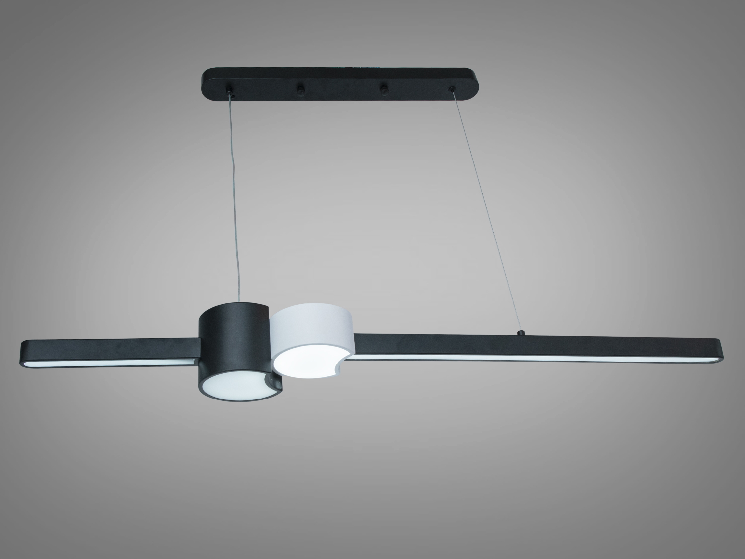 Лампа з горизонтальним монтажем, чорний і білий циліндри, забезпечує рівномірне освітлення простору.