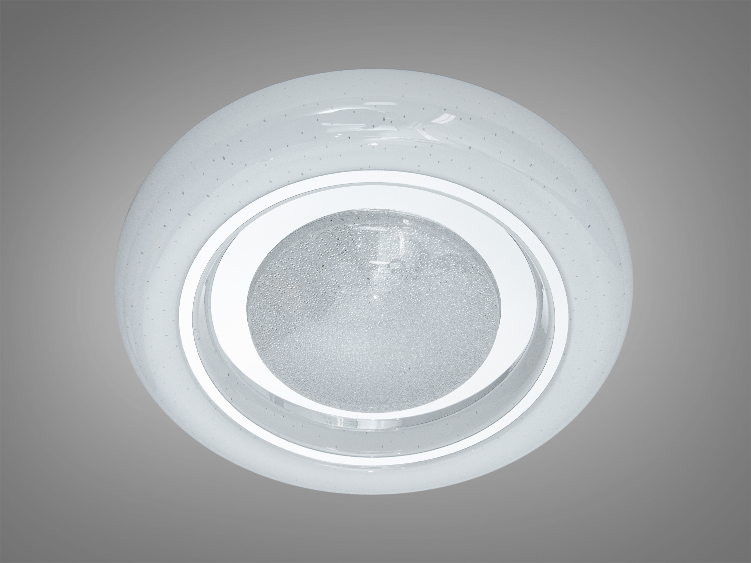 Кругла стельова лампа з білим корпусом, виготовлена з пластику, має вбудоване світлодіодне освітлення для рівномірного розподілу світла.