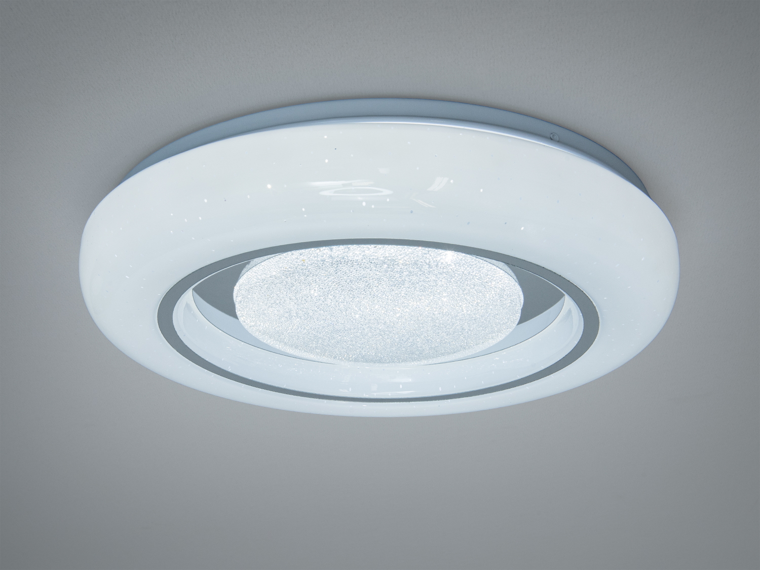 Стельовий світильник з гладким білим кільцем, підходить для сучасних інтер′єрів, забезпечує м′яке освітлення завдяки матовому покриттю.