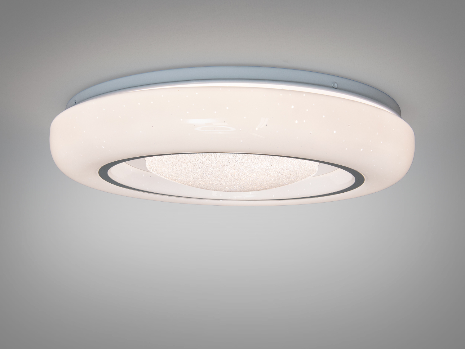 Білий стельовий світильник з ефектом зоряного неба, оснащений світлодіодами, ідеальний для спальні або вітальні.