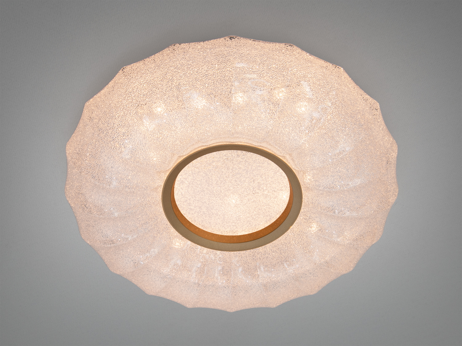 Стельовий світильник з матовим скляним абажуром, що рівномірно розсіює світло. Ідеально підходить для спальні або вітальні.