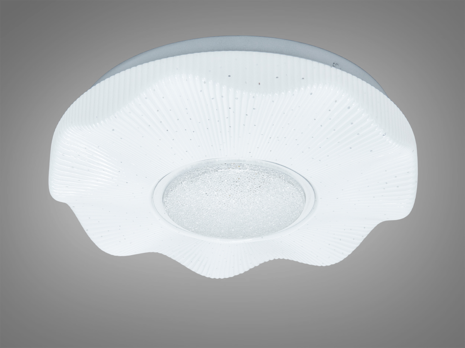Стельовий світильник з хвилястим абажуром, виготовлений з білого пластику. Центральна частина містить декоративні вкраплення, що створюють ефект блиску.