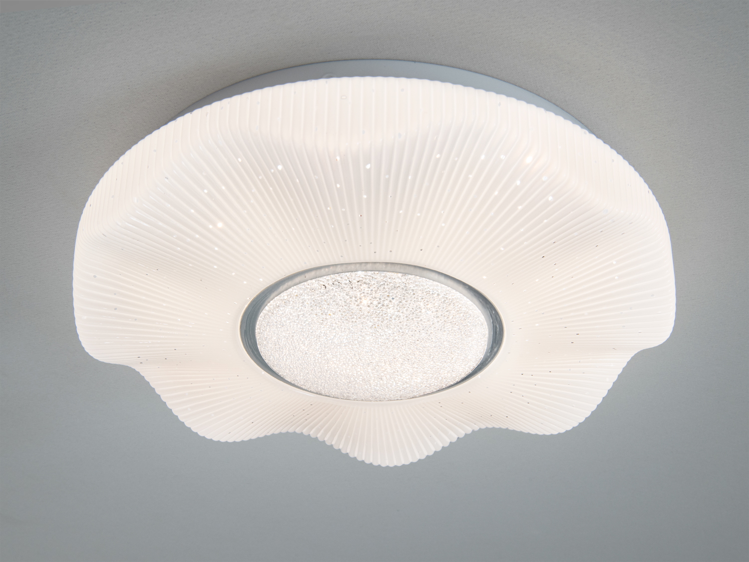 Світильник для стелі з рельєфним абажуром, що нагадує морську раковину. Встановлюється на стелю, підходить для сучасного інтер′єру.