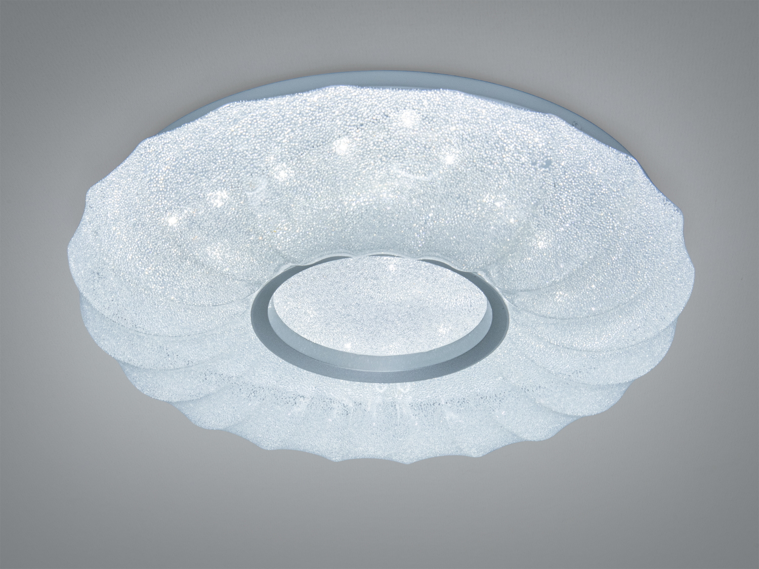 Кругла стельова люстра з текстурованим скляним абажуром, що створює м′яке розсіяне світло. Ідеально підходить для сучасного інтер′єру.