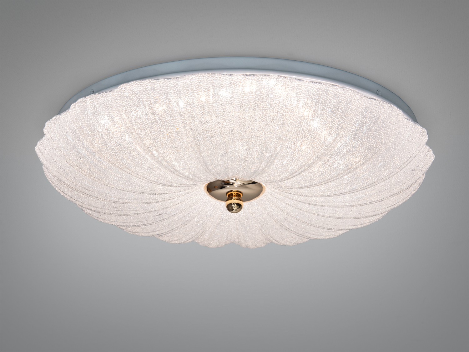 Стельовий світильник з текстурованого скла у формі квітки, з металевим елементом в центрі. Підходить для стильного освітлення вітальні.