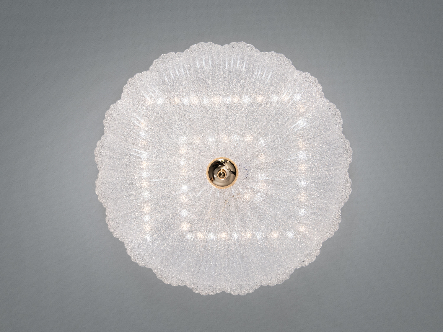 Стельова люстра з квадратним дизайном, виготовлена з прозорого скла, має центральний металевий елемент. Ідеальна для сучасних інтер′єрів.