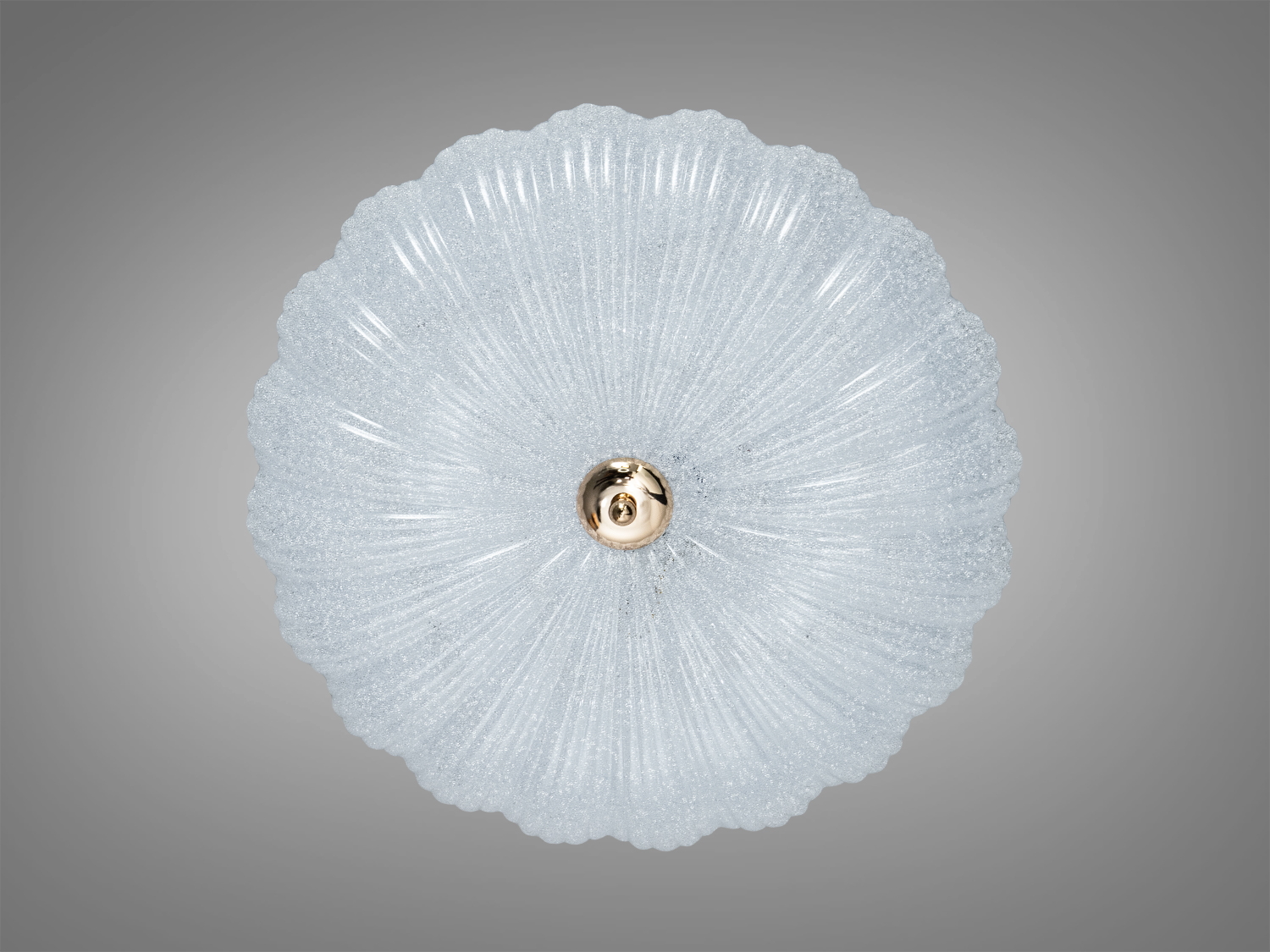 Кругла люстра з матового скла з декоративним металевим центром. Підходить для приміщень з низькими стелями, забезпечує рівномірне освітлення.