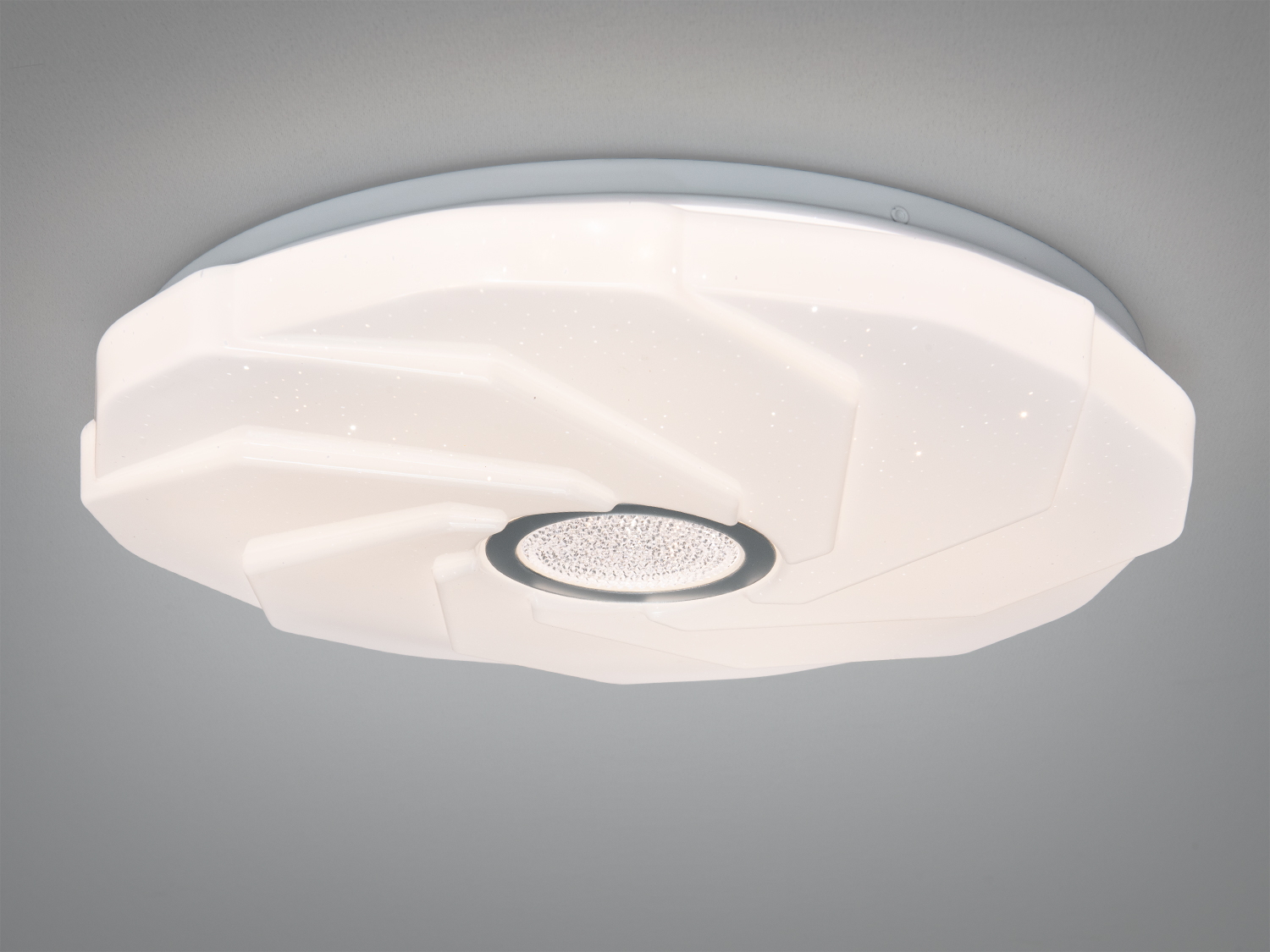 Світильник стельовий з білим корпусом, оснащений LED-лампою. Має стильний дизайн з плавними лініями, ідеальний для офісних приміщень.