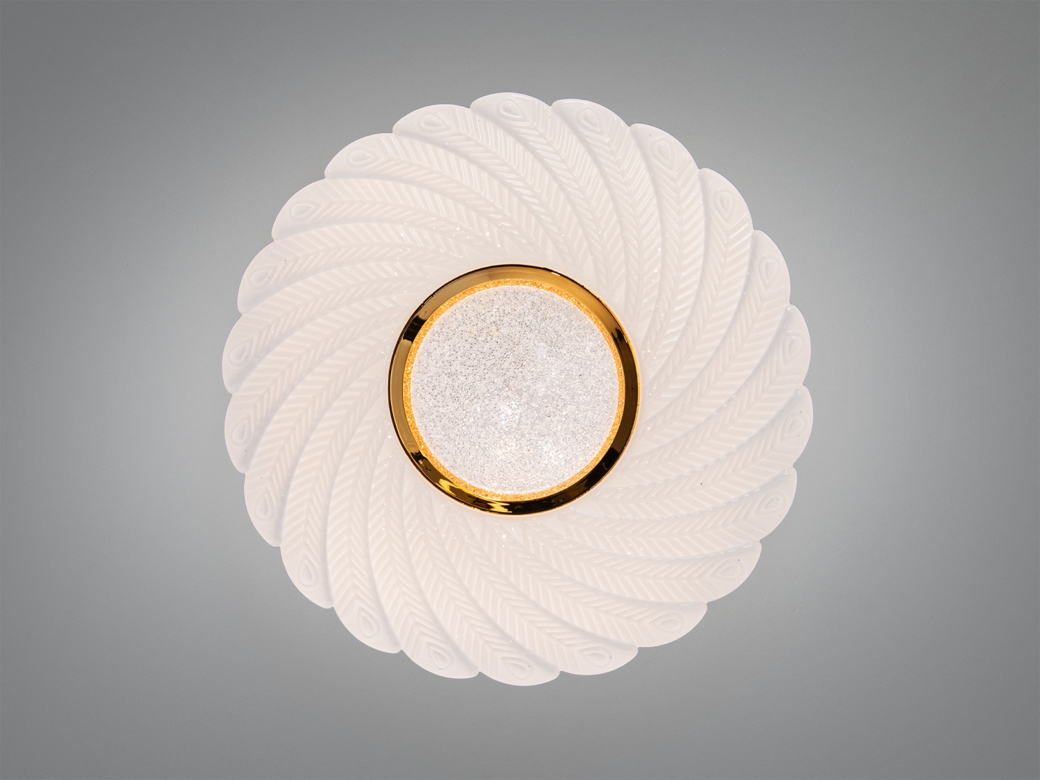 Круглий стельовий світильник з рельєфним візерунком, центральна частина з золотистим обідком. Ідеально для вітальні.