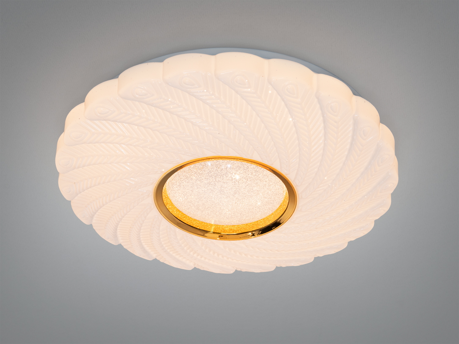 Стельовий світильник з витонченим рельєфним дизайном, золотистий обідок. Підходить для спальні.