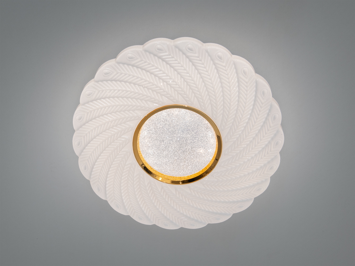 Кругла стельова лампа з білим рельєфним візерунком та золотистим обрамленням, призначена для вбудованого освітлення.