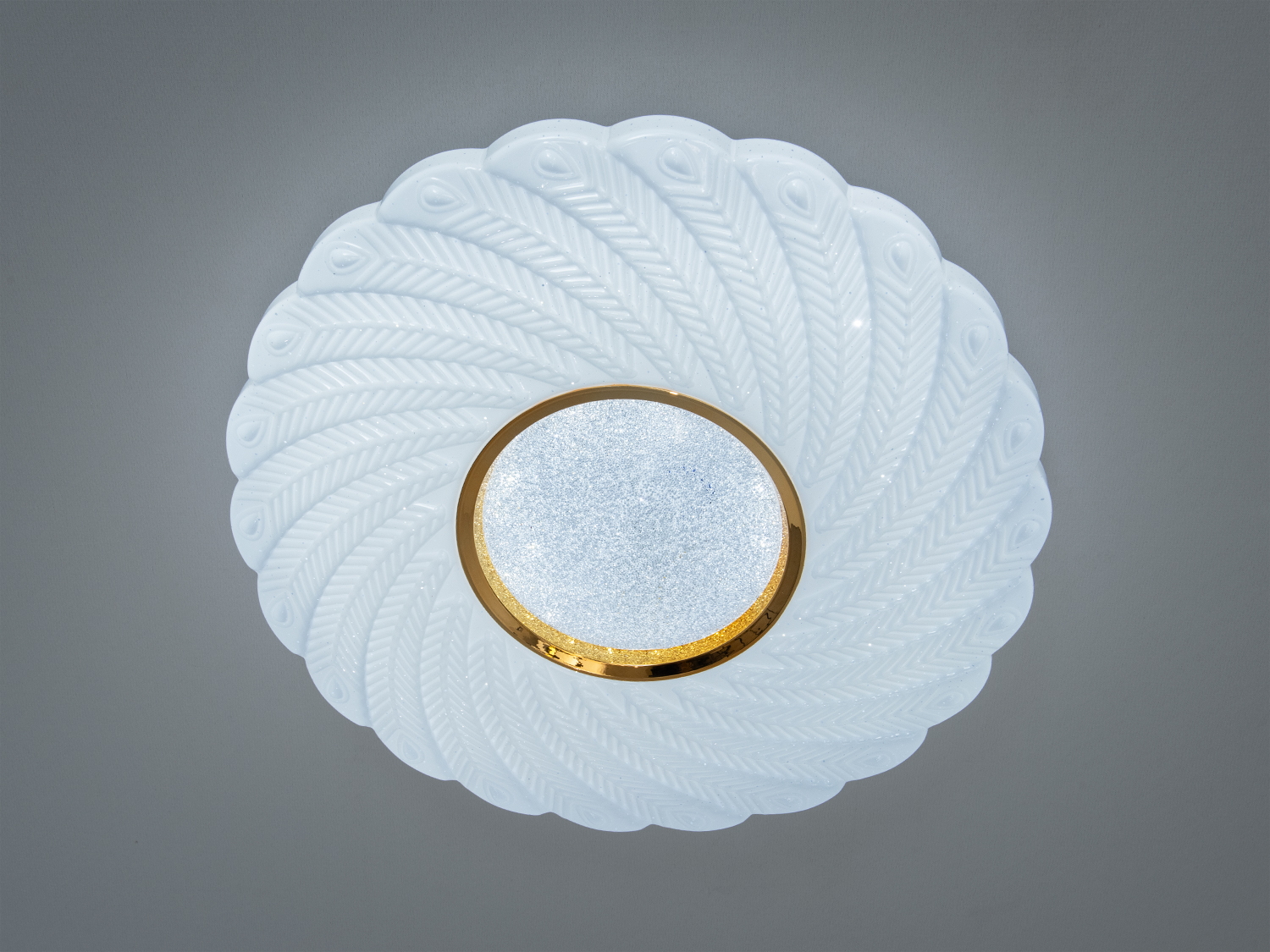 Білий стельовий світильник з візерунком у формі листя та золотистим обрамленням, призначений для м′якого освітлення.