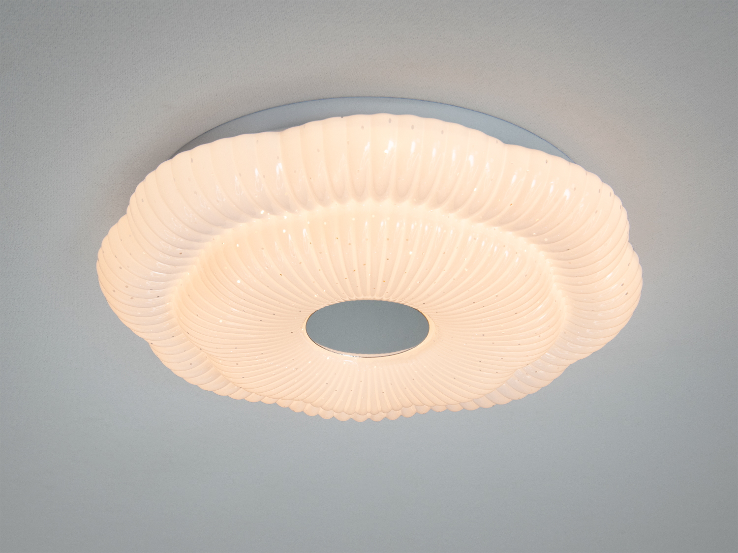 Світильник у формі квітки з м′яким теплим світлом, підходить для стельового монтажу в сучасному інтер′єрі.