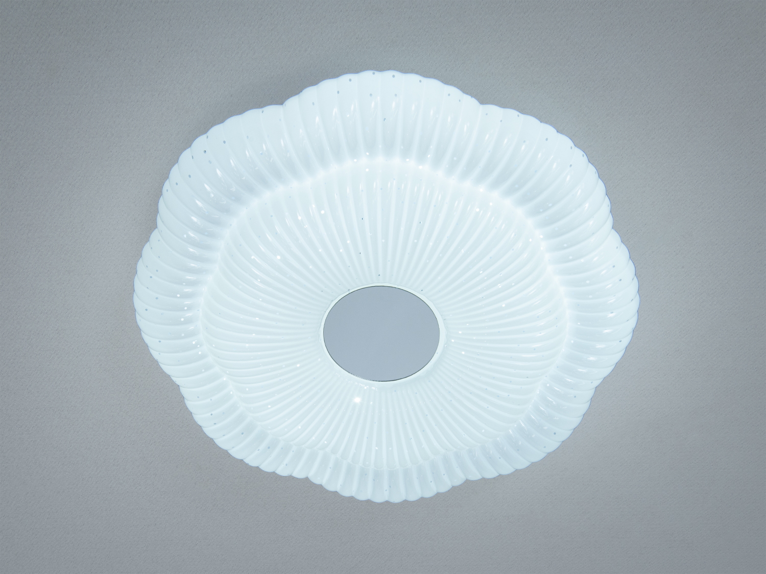 Світильник з білим холодним світлом у формі квітки, призначений для стельового монтажу в мінімалістичному інтер′єрі.