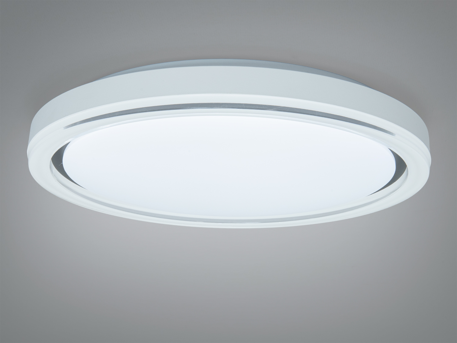 Стельова лампа з холодним білим світлом, ідеальна для офісів. Корпус виготовлений з металу, що забезпечує довговічність.