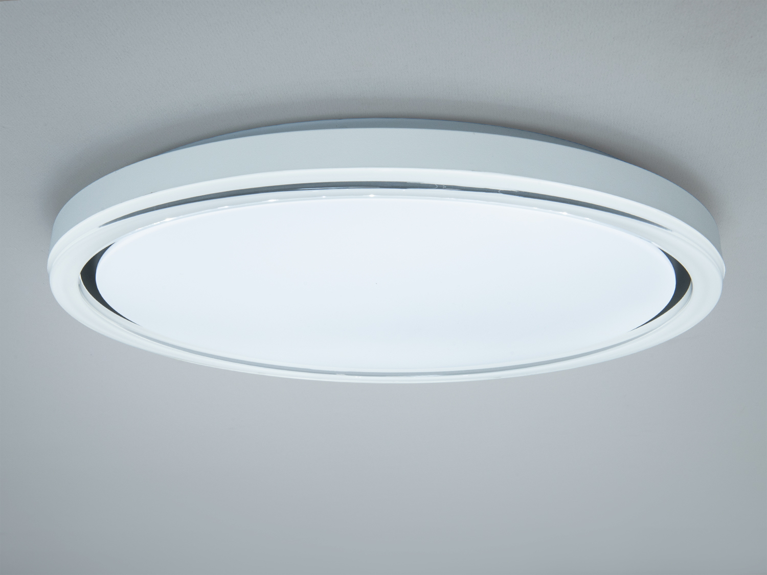 Білий стельовий світильник округлої форми, ідеальний для офісного простору. Виготовлений з легкого матеріалу, легко монтується.