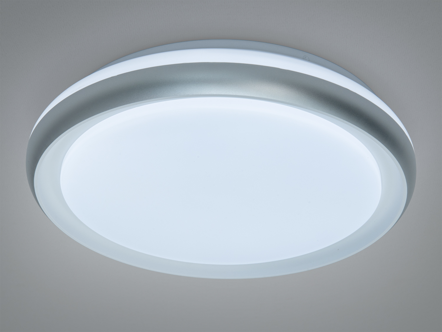 Лампа з алюмінієвим корпусом, підходить для ванних кімнат. Круглий дизайн забезпечує м′яке розсіювання світла.