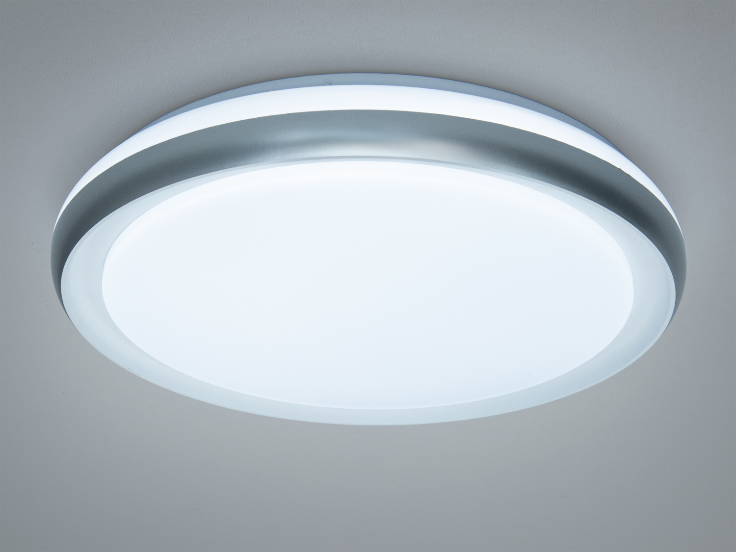 Стельовий світильник з гладким металевим обрамленням. Підходить для офісних приміщень, забезпечуючи яскраве освітлення без тіней.