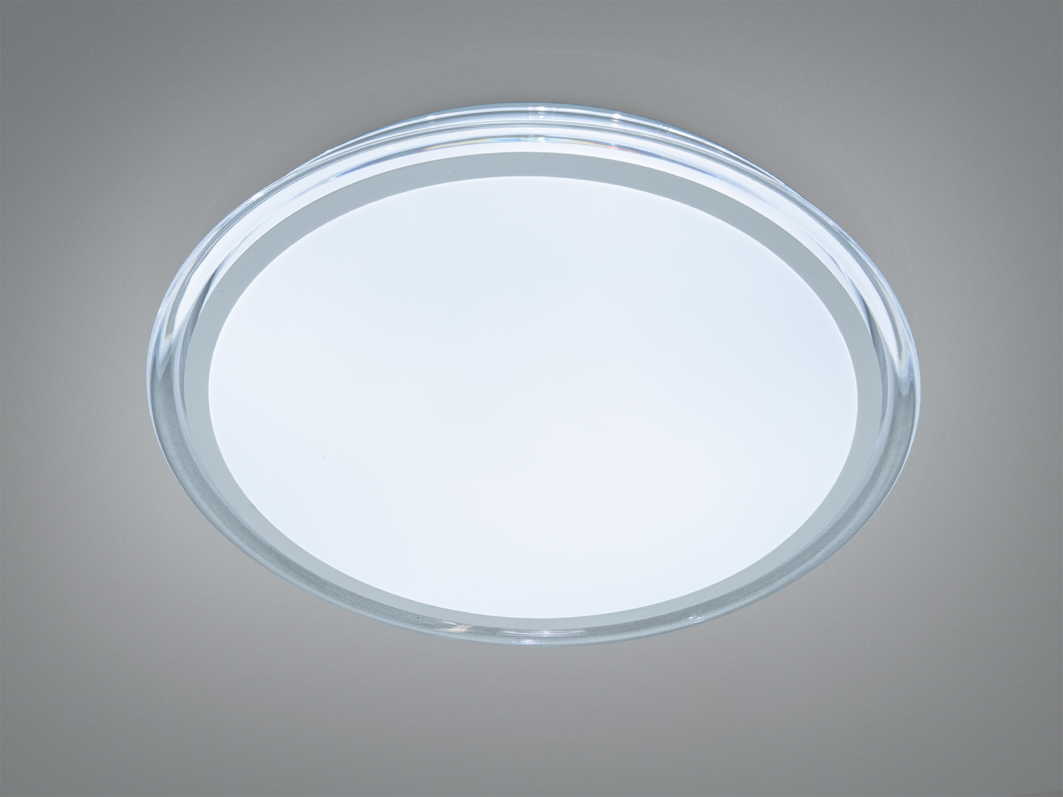 Плафонний світильник з акриловим обідком, ідеальний для офісних приміщень.