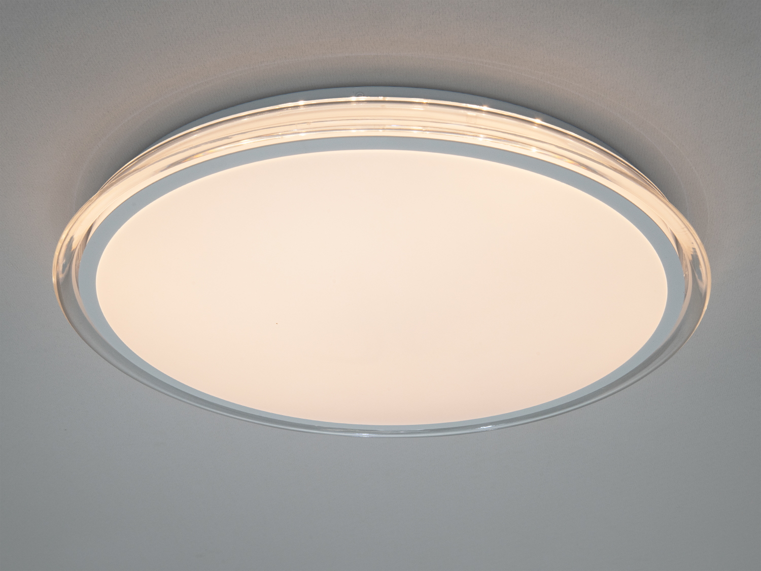 Світлодіодний стельовий світильник з теплим світлом, підходить для затишних домашніх інтер′єрів.