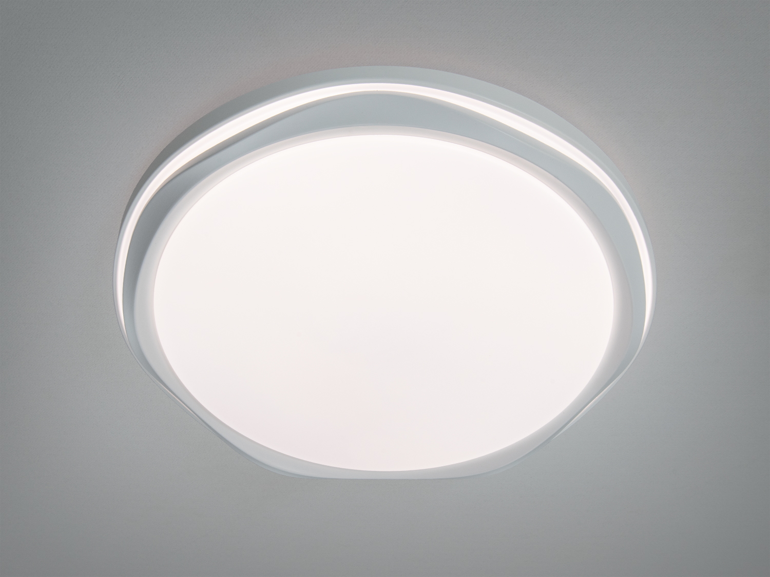 Білий стельовий світильник з плавними лініями, забезпечує рівномірне освітлення. Ідеальний для офісних приміщень.