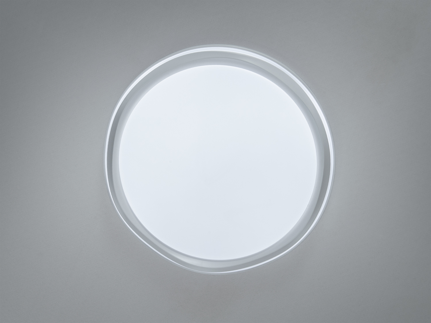 Мінімалістичний стельовий світильник з круглою формою, підходить для спалень. Виготовлений з легкого матеріалу.