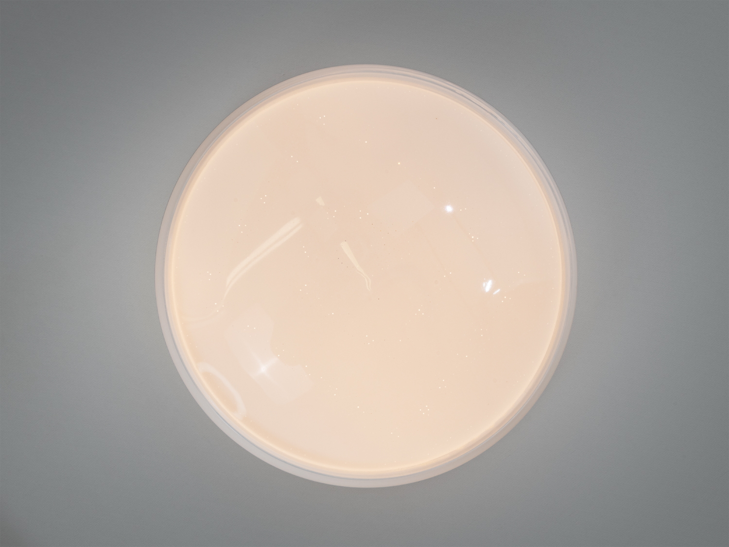 Стельовий світильник круглої форми з теплим білим світлом. Ідеальний для створення затишної атмосфери в житлових приміщеннях.