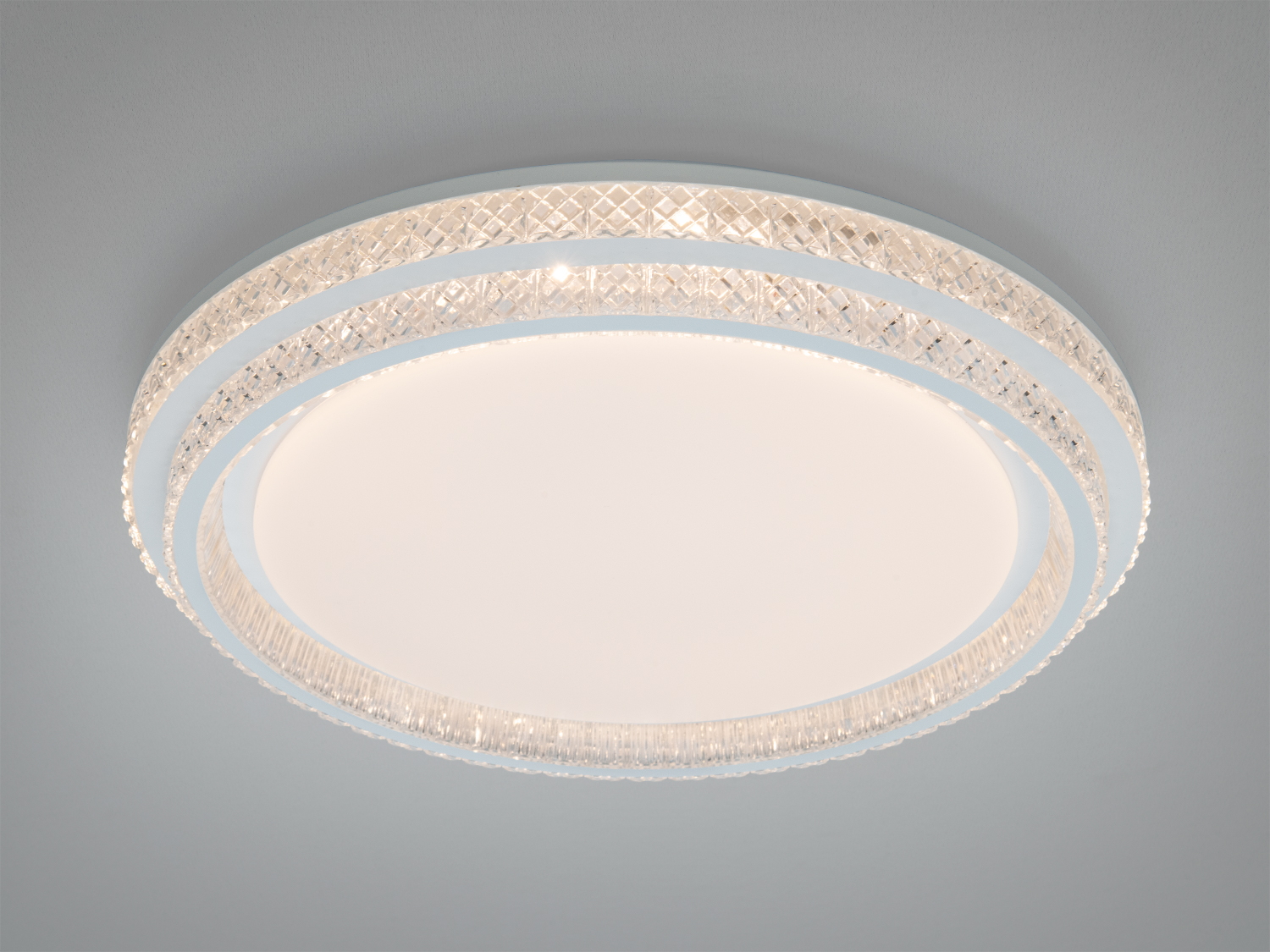 Стельова люстра з матовим центром і прозорими кільцями, що забезпечують рівномірне освітлення. Підходить для кухні.