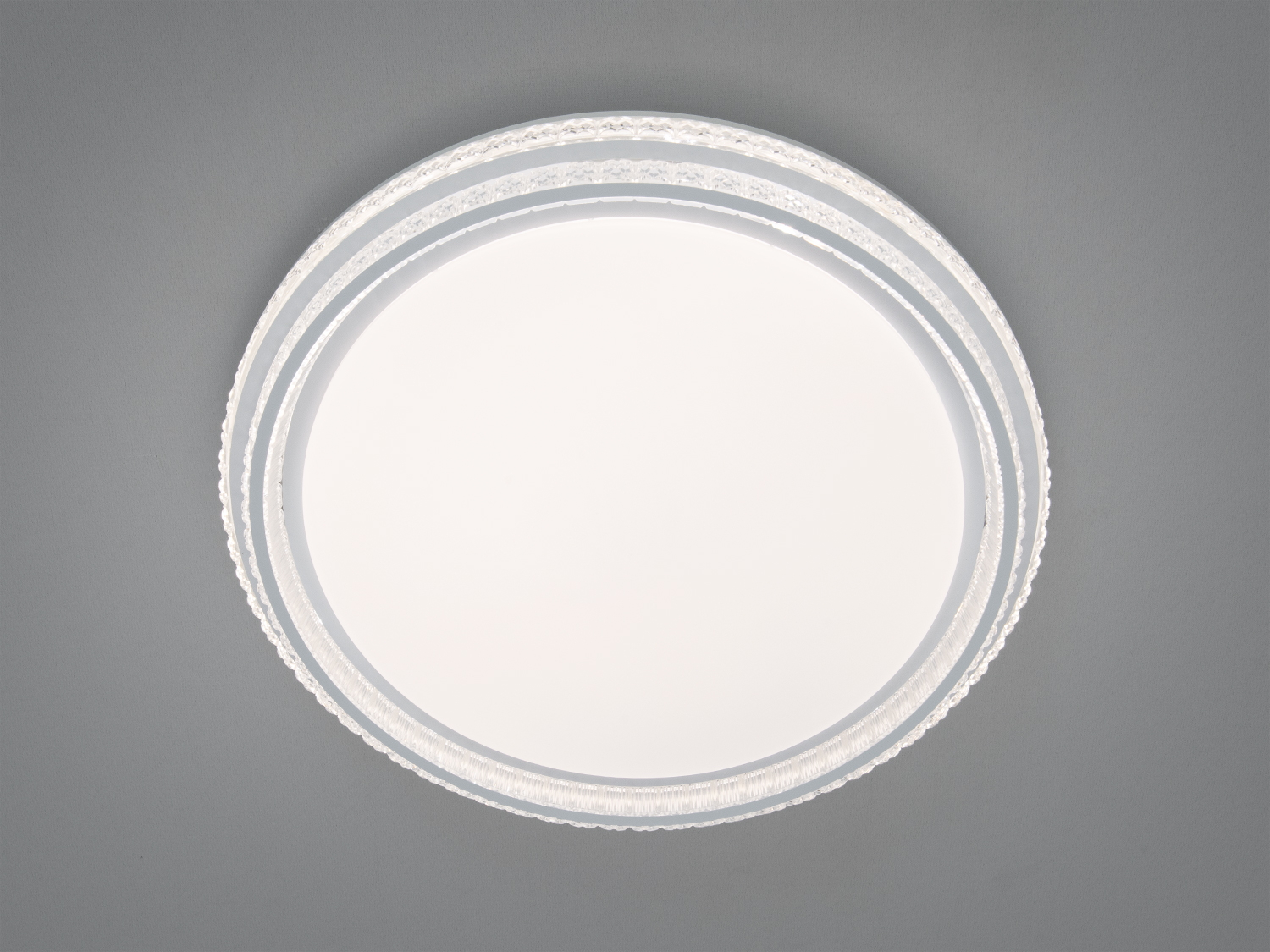 Круглий стельовий світильник з прозорим обідком, що підкреслює сучасний інтер′єр. Ідеально підходить для вітальні або офісу.