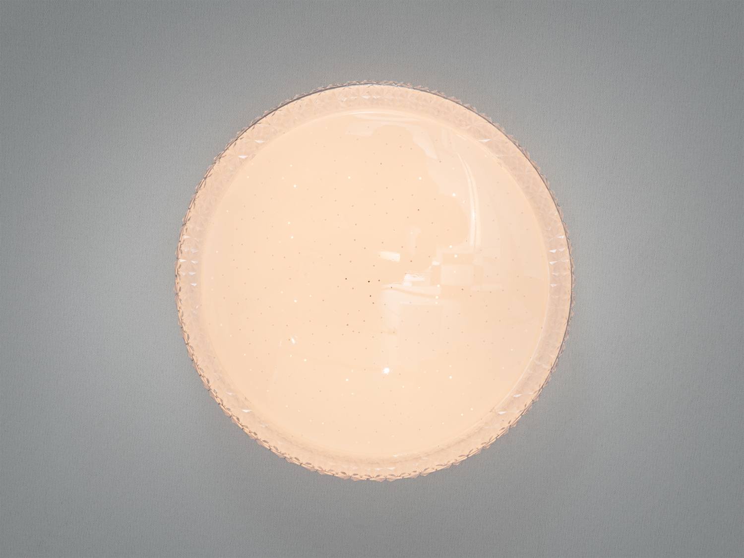 Стельовий світильник з матовим покриттям і декоративними вкрапленнями, що забезпечує рівномірне освітлення приміщення.